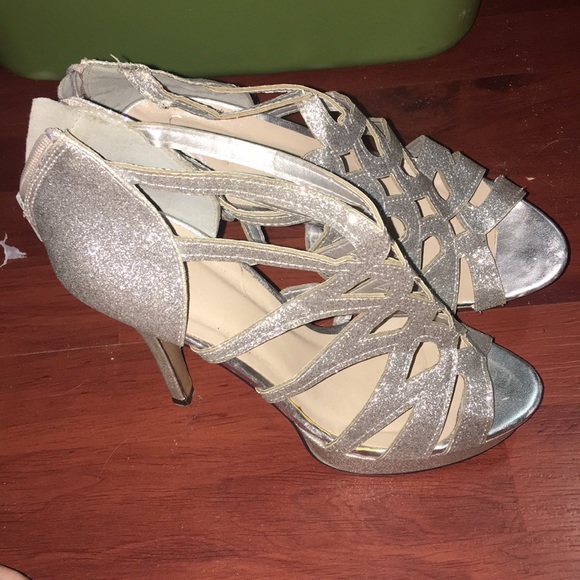 Cute silver heels ! - Picture 2 of 4